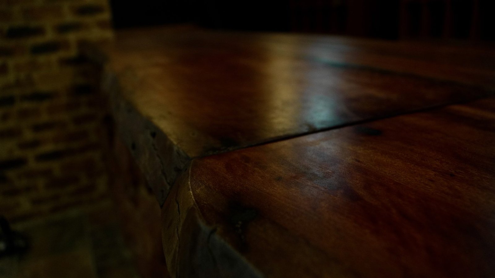 Epoxy sealed live edge countertop close-up Gauteng — De Jager Wood Designs
